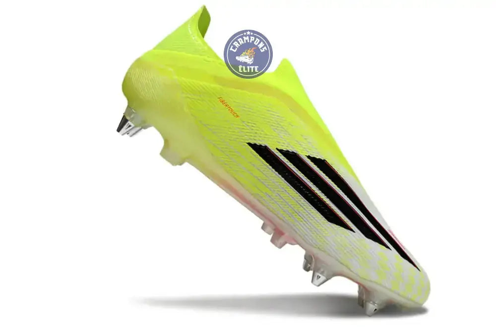 Chaussure de football F50 LACELESS ELITE SG jaune et noir avec rouge lucide et crampons.