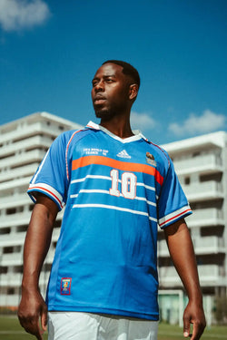 Image of Maillot de football Adidas rayé bleu et blanc avec le numéro 10.