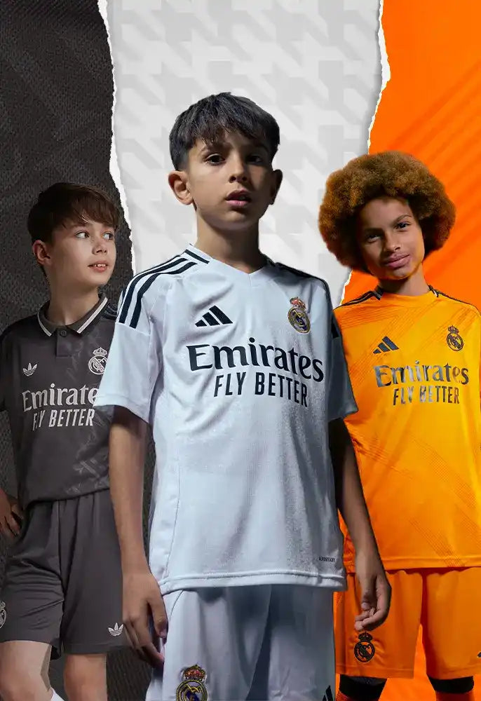 Trois jeunes garçons portant des uniformes de football de différentes couleurs.