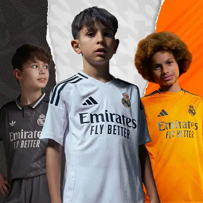 Image of Trois jeunes garçons portant des uniformes de football de différentes couleurs.