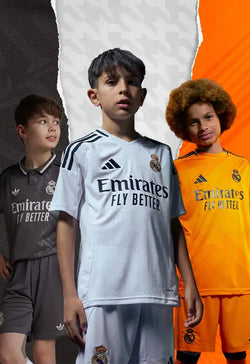 Image of Trois jeunes garçons portant des uniformes de football de différentes couleurs.